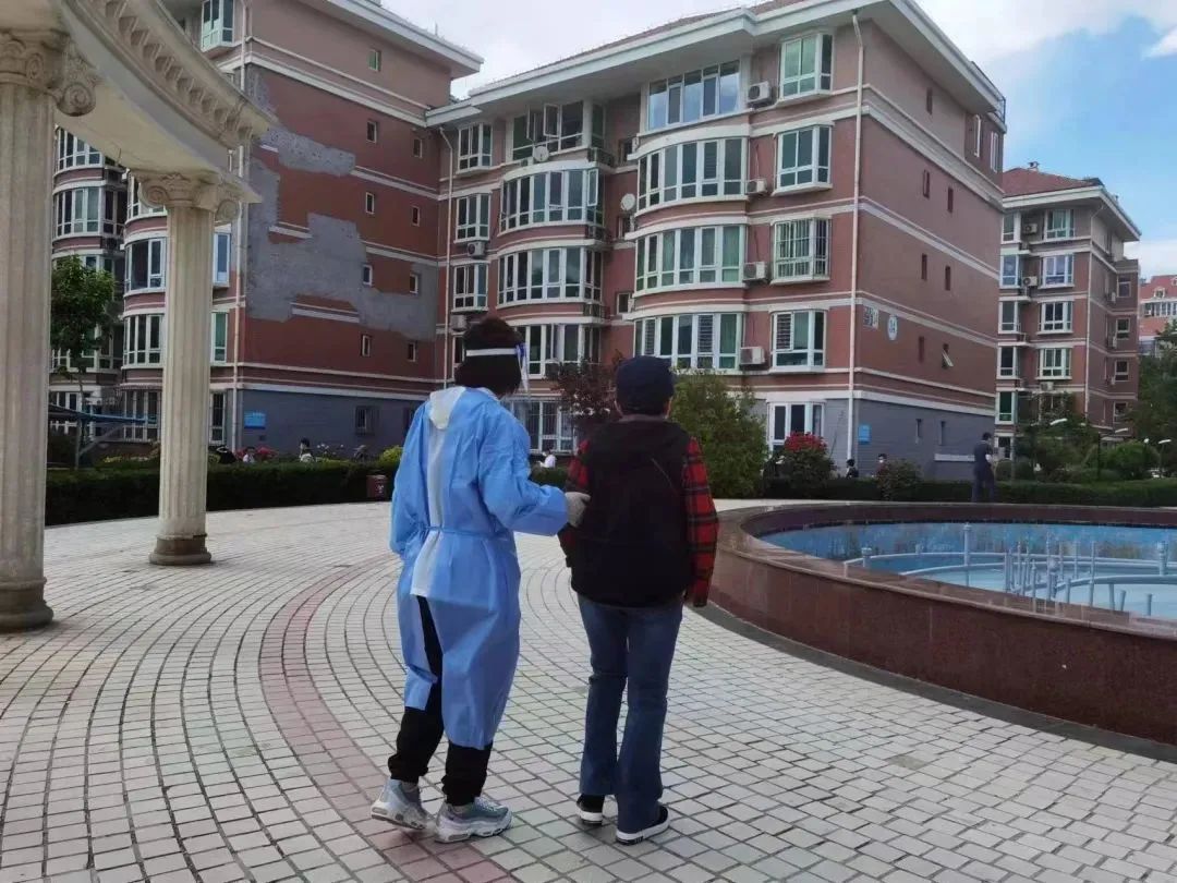 逆向而行，致敬平凡中的不平凡！