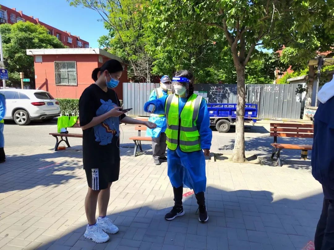 在社区，我们是老百姓身边的“蓝色护卫者”