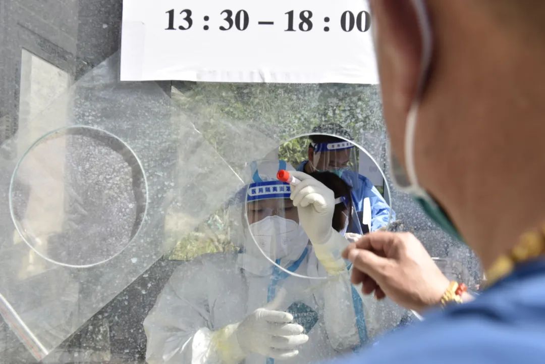 老人用镜头记录社区抗疫故事