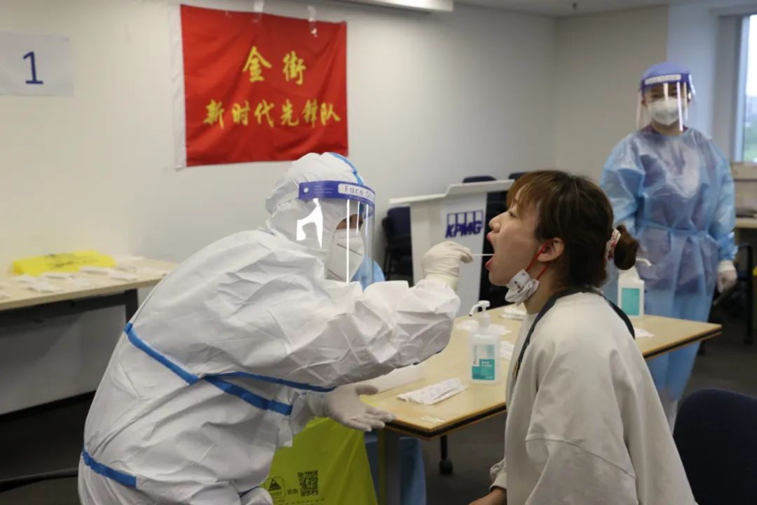 “从排队到检测完成不到10分钟”，上门核酸检测服务方便驻区企业员工