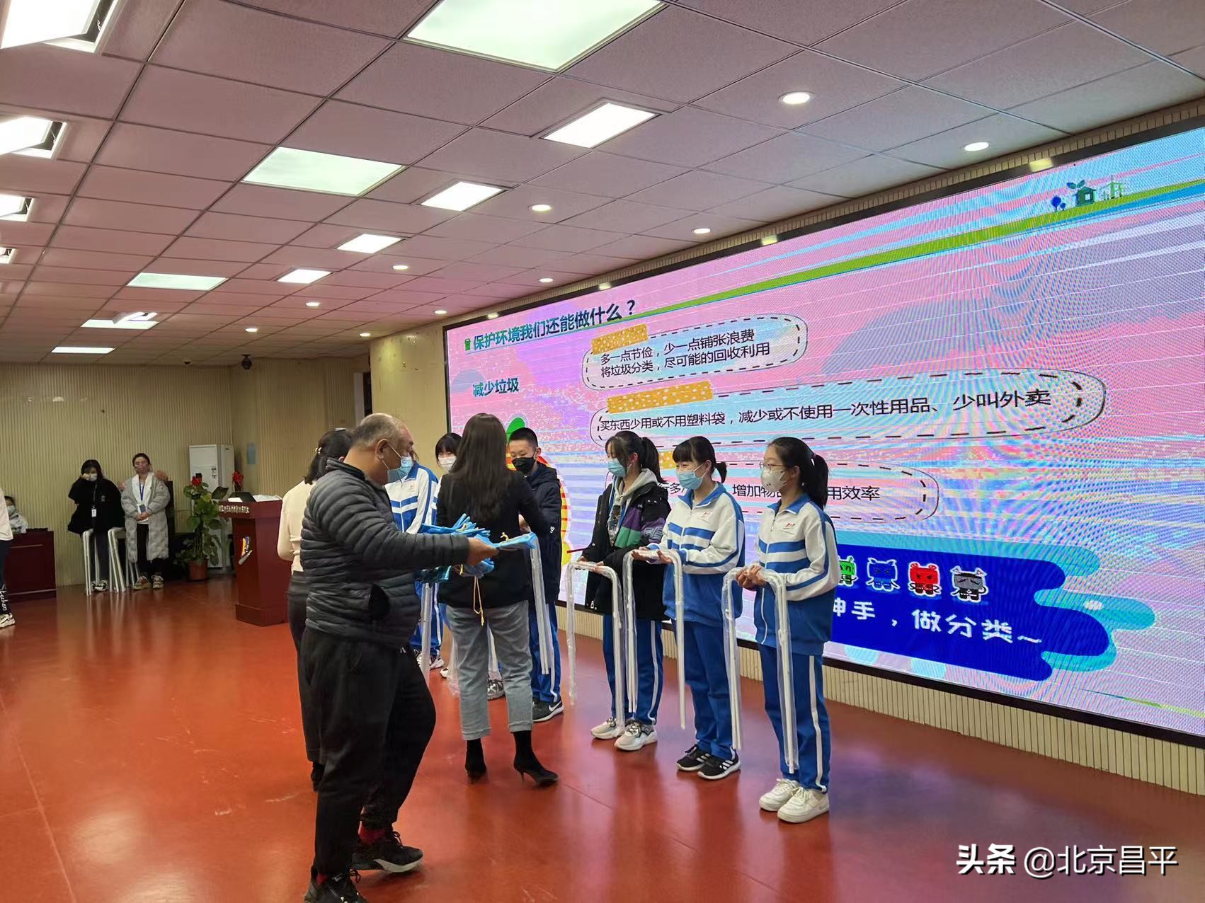 “家校社企”同行，培养学生垃圾分类意识