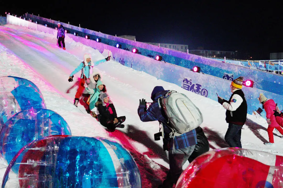 石景山区第八届市民快乐冰雪季昨晚启动