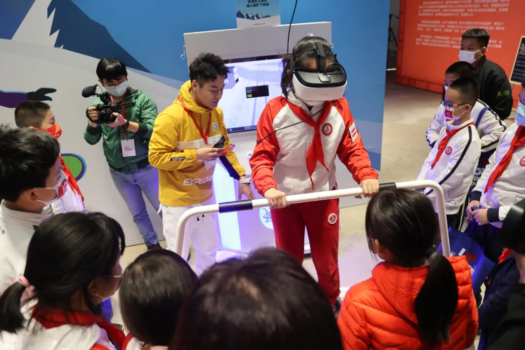 第五届北京纪实影像周“光影·冰雪纪实展”亮相龙潭中湖公园