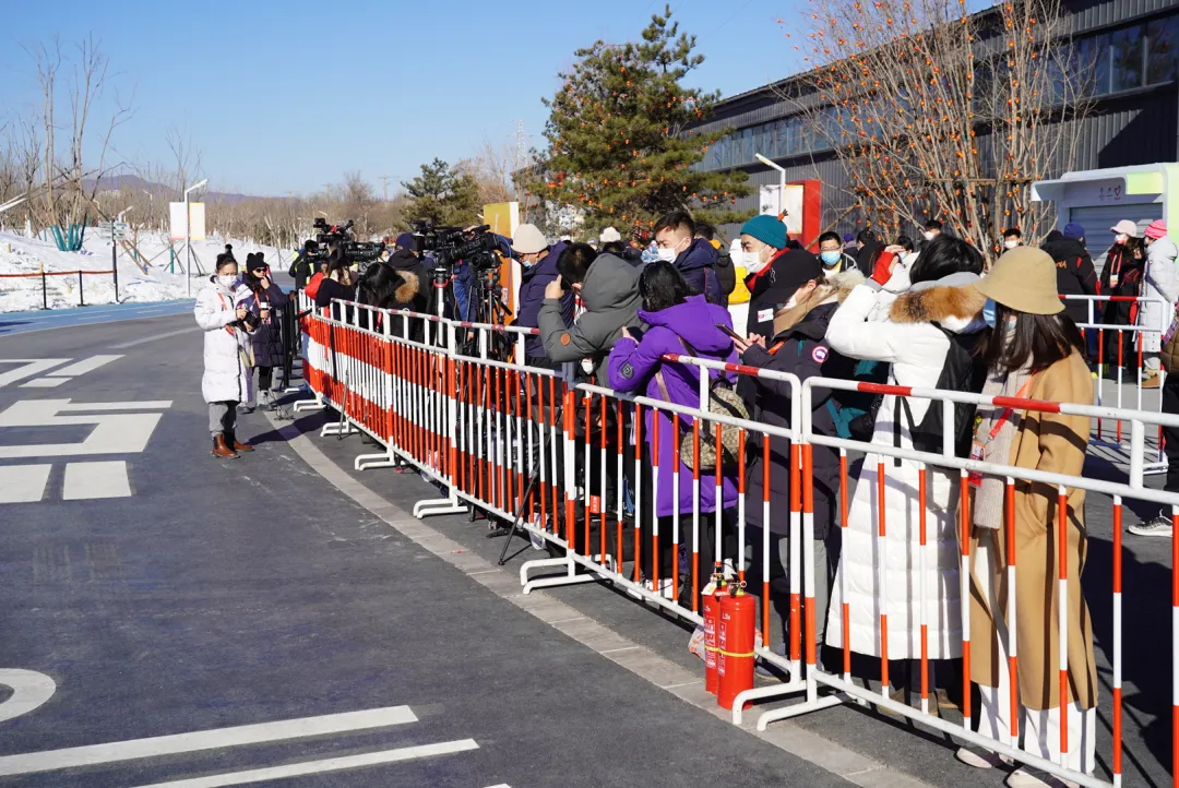 看~石景山之光！火炬传递他们全程保驾护航......