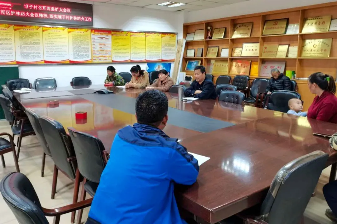 密云区巨各庄镇：防火扫除两不误 秋日最美酒乡路