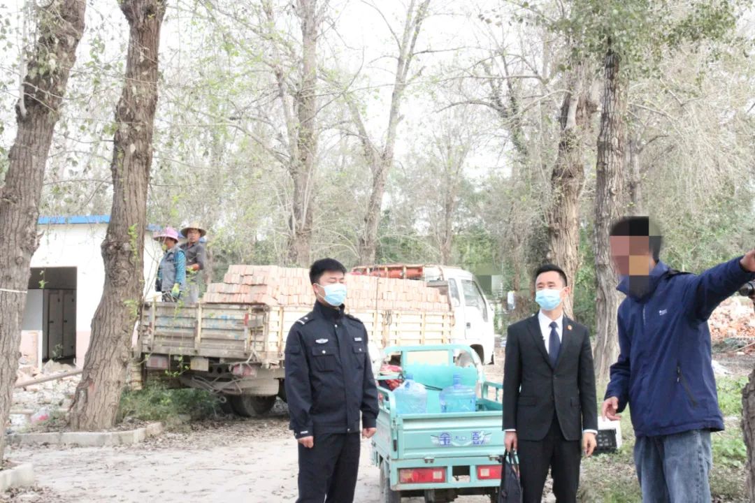 菜刀、板砖、恶语相向……面对危险11年，他执行到位资金15亿元