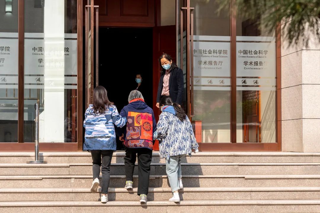 东城区疫苗接种服务送进辖区单位，为离退休老年人打疫苗