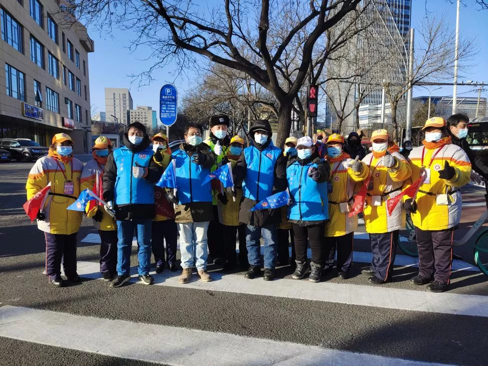 “迎冬奥 保畅通”丰台志愿者扮靓文明交通示范路口