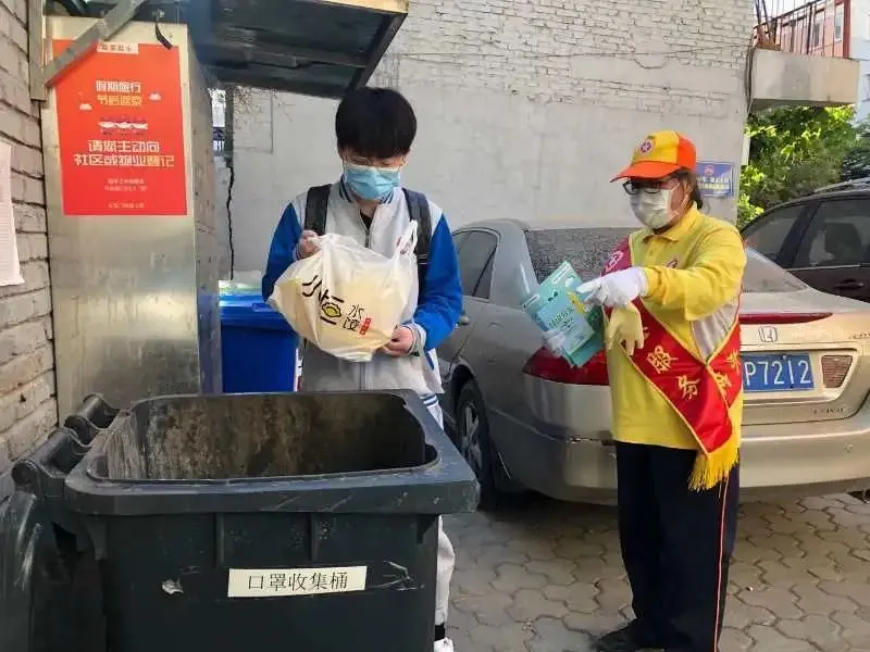 东城区深入开展“东城柠檬黄垃圾分类我先行“活动