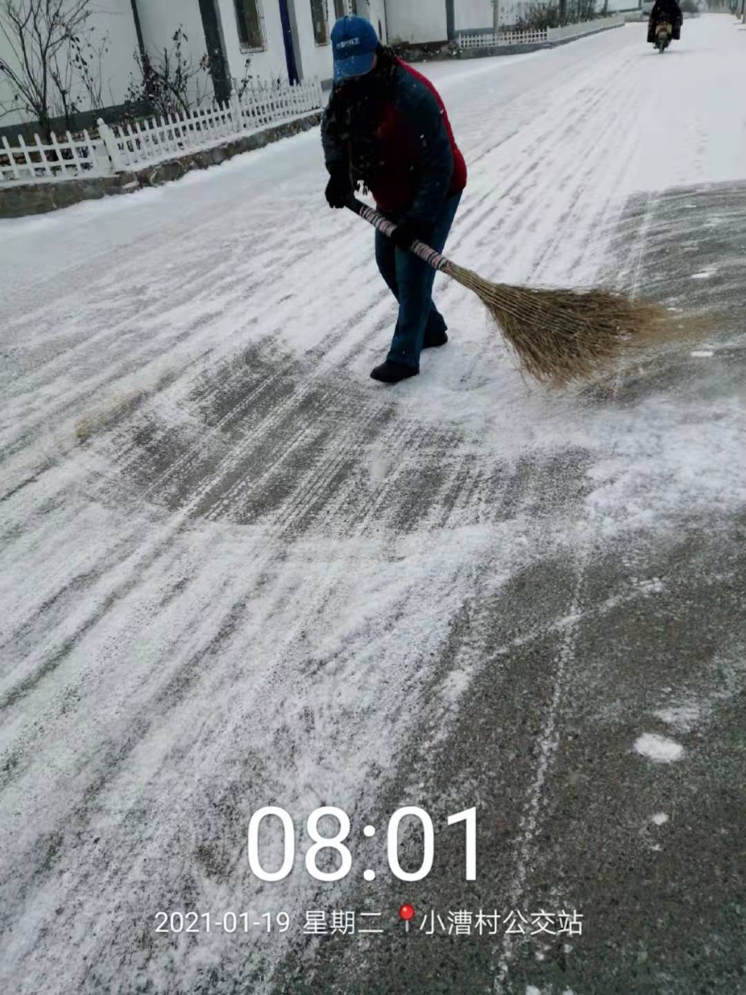 密云区太师屯镇及时开展扫雪铲冰行动 确保百姓出行安全