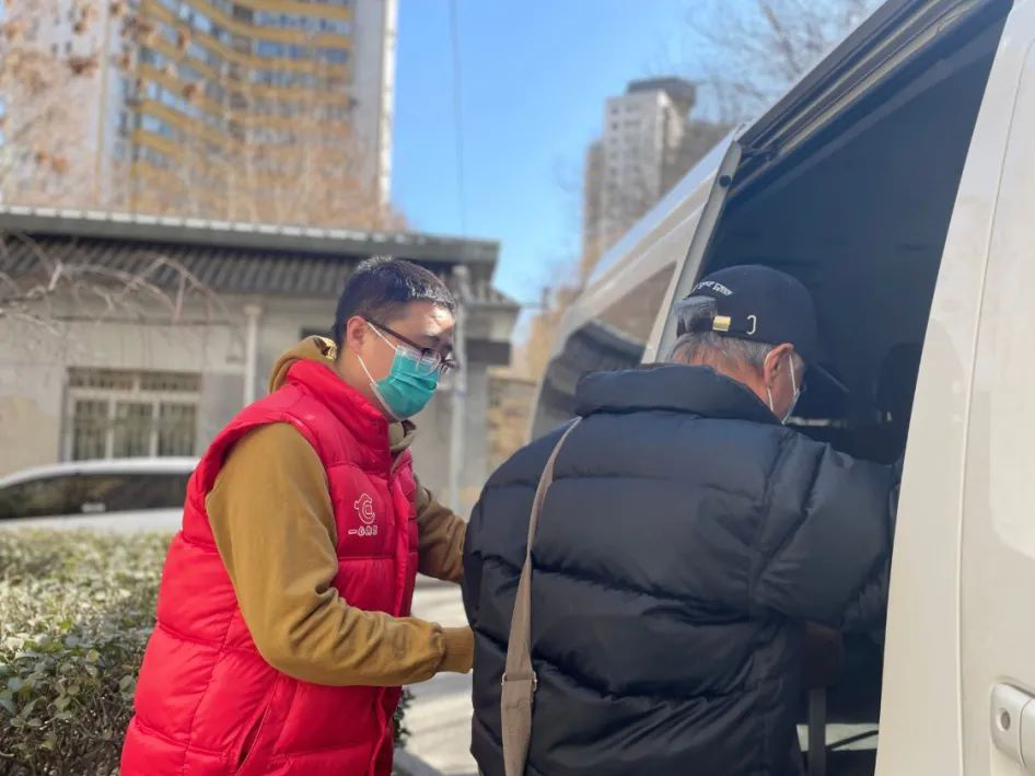 “家医”团队护航老年人新冠疫苗接种