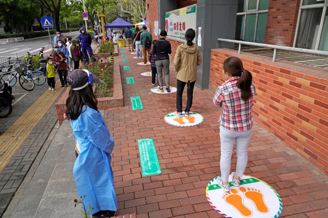 “呼啦圈”变“两米线”隔出最美距离