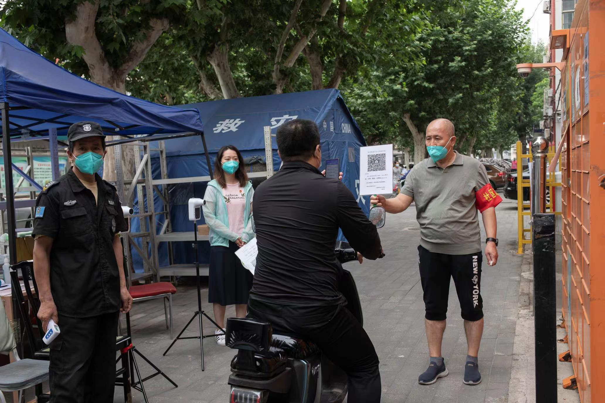 清河街道落实查验“四件套”防疫有力度更有温度