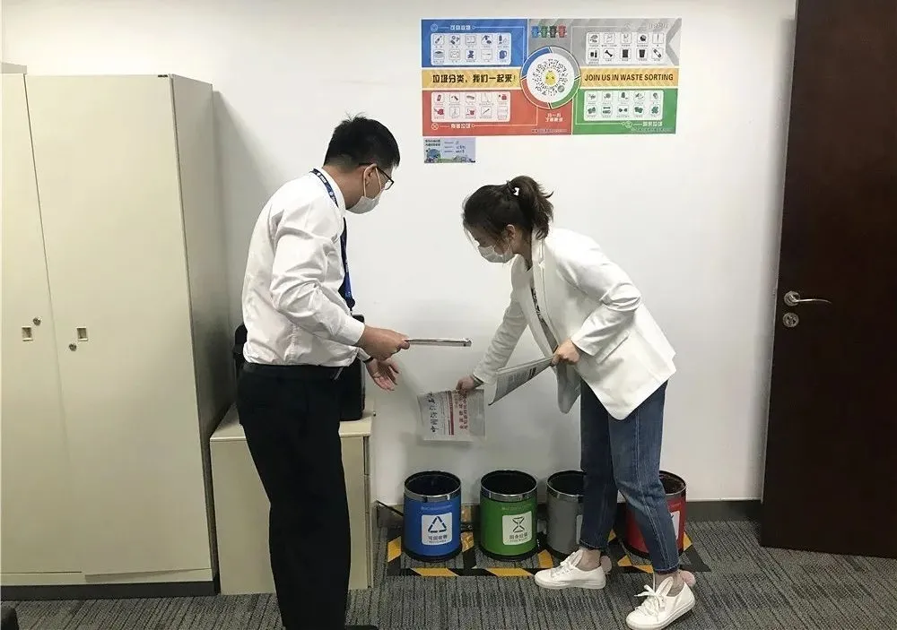 公共场所垃圾分类，他们这么做……