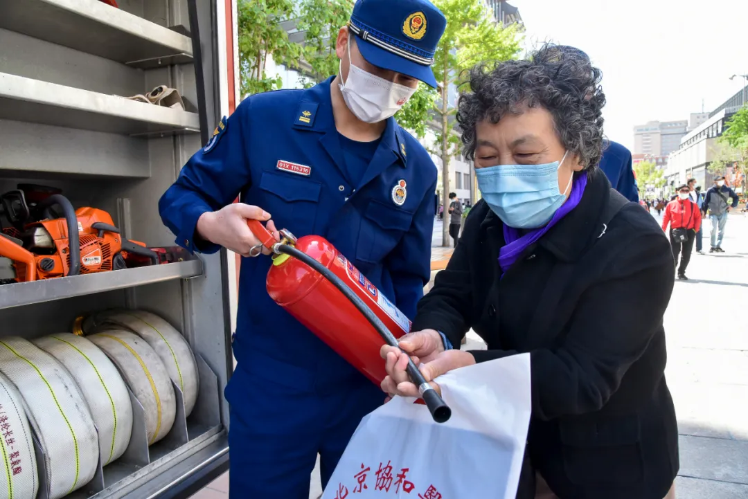 东城区全民国家安全教育日主题活动现场“摆摊”答疑，国家安全知识来了解一下～