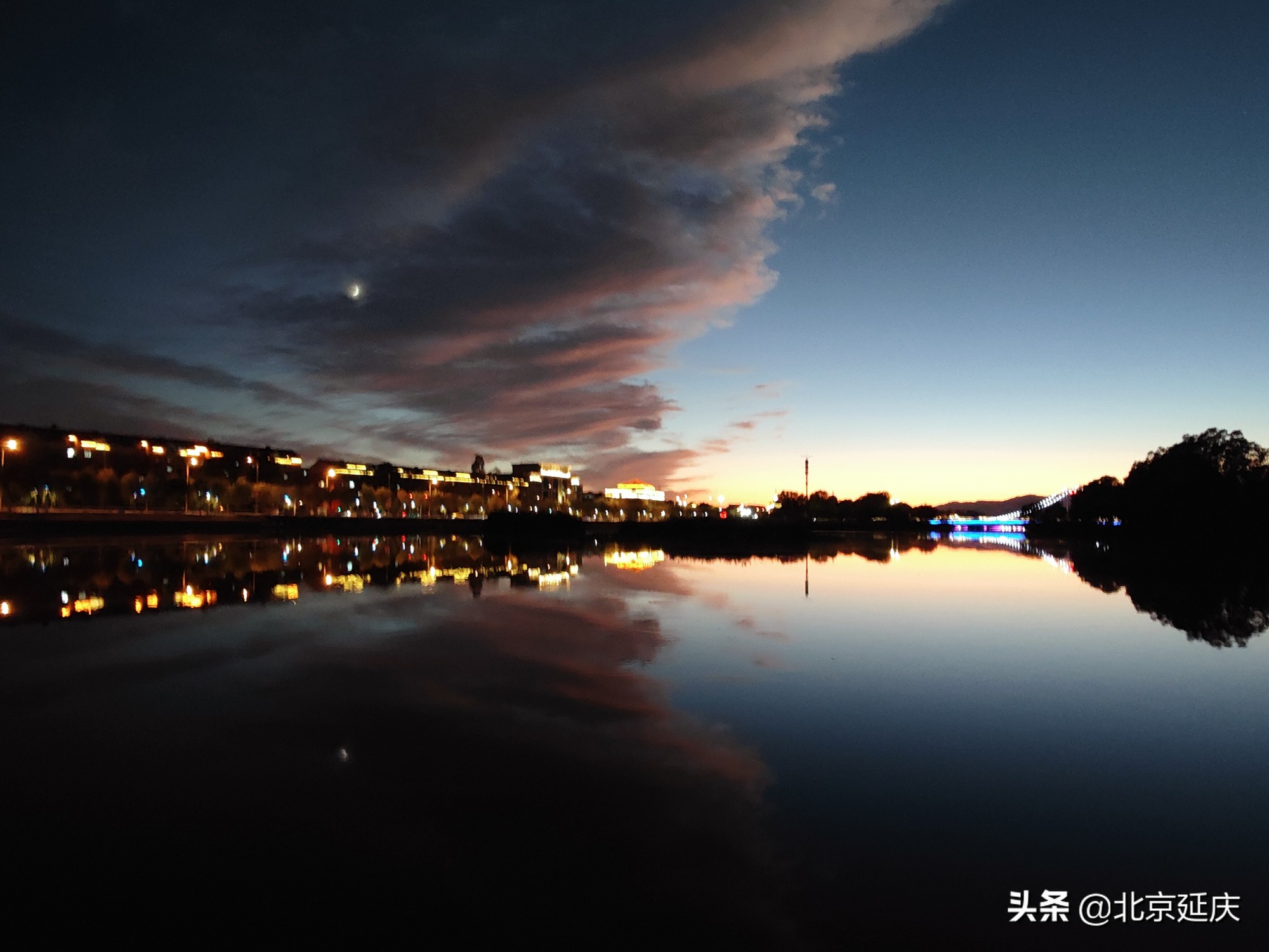 北京延庆：落日余晖波光映 扮靓最美冬奥城