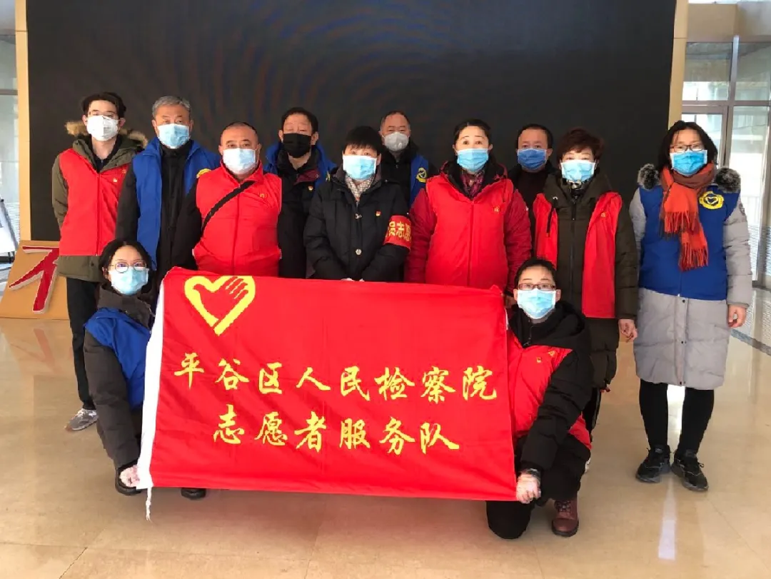 与时间赛跑，党旗在战疫一线高高飘扬！