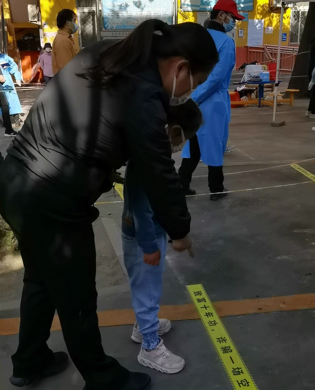 防疫反诈“一线两用”，田村路街道两米线创意不断