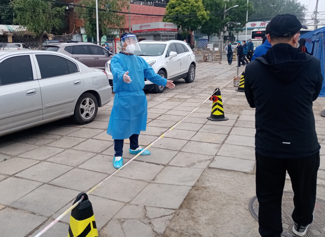 “迷彩绿”变身“志愿蓝”！顺义退伍老兵主动支援社区防疫！