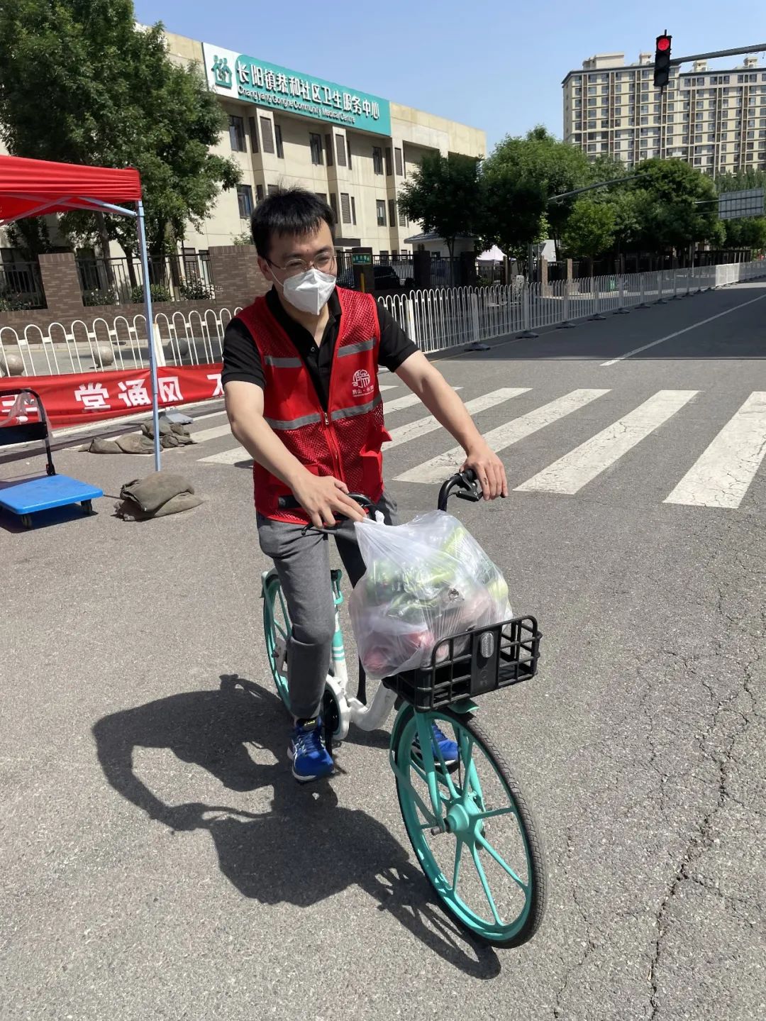 烈日下，“金一代”青年干警化身“红马甲”传递温情