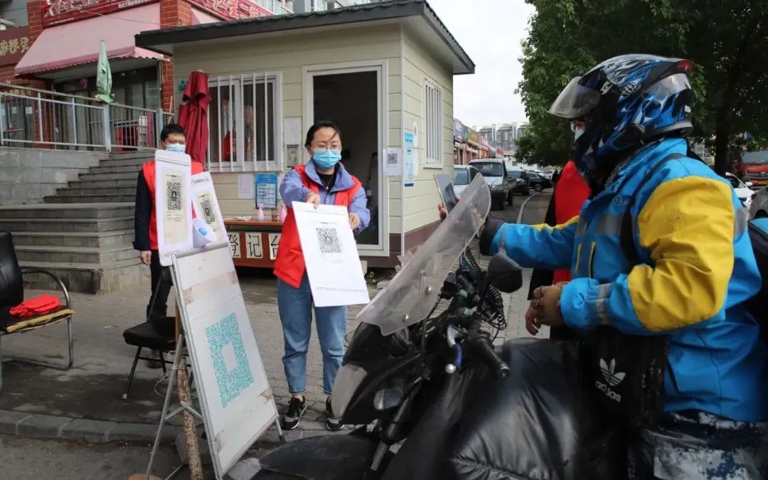 北京法院党员干警积极参与疫情防控