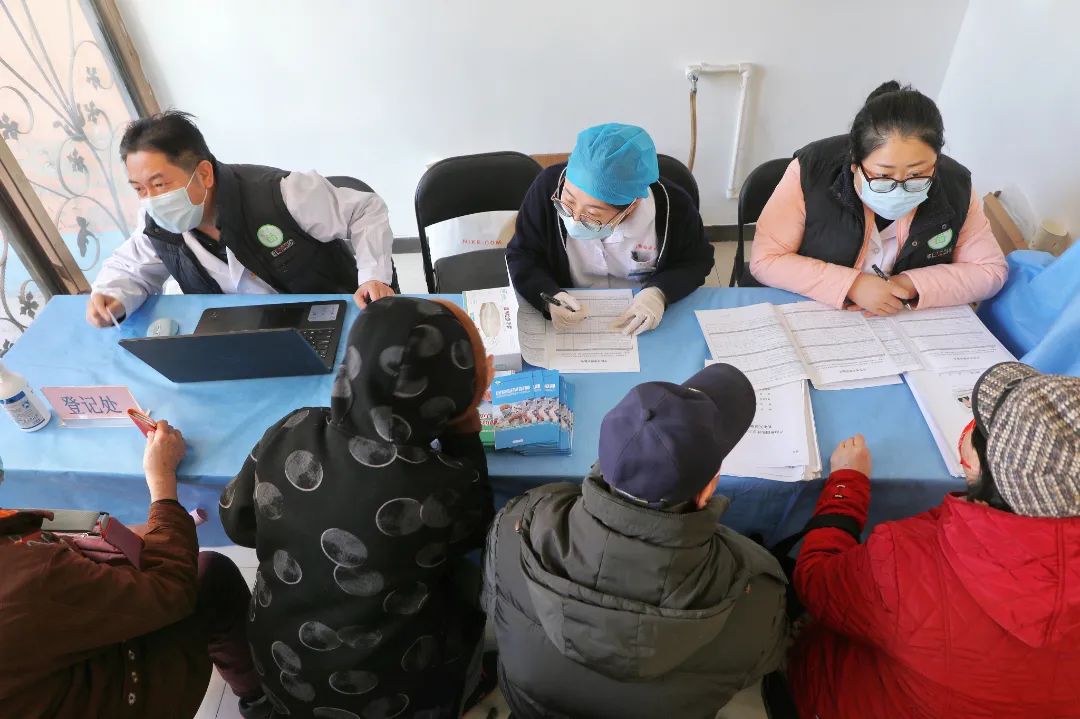 从免费体检到贴心照顾，这里让老年人安心打疫苗