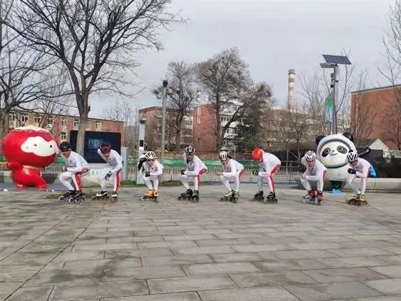 “银发轮滑队” 为2022年北京冬奥会增添一抹别样风采！