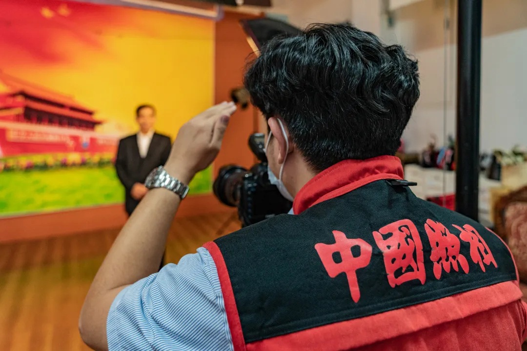 老兵拍摄生日照与祖国共庆生