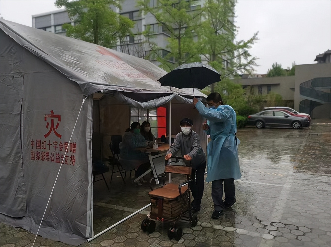 全程为测核酸老人撑伞，这位“小蓝”太贴心！