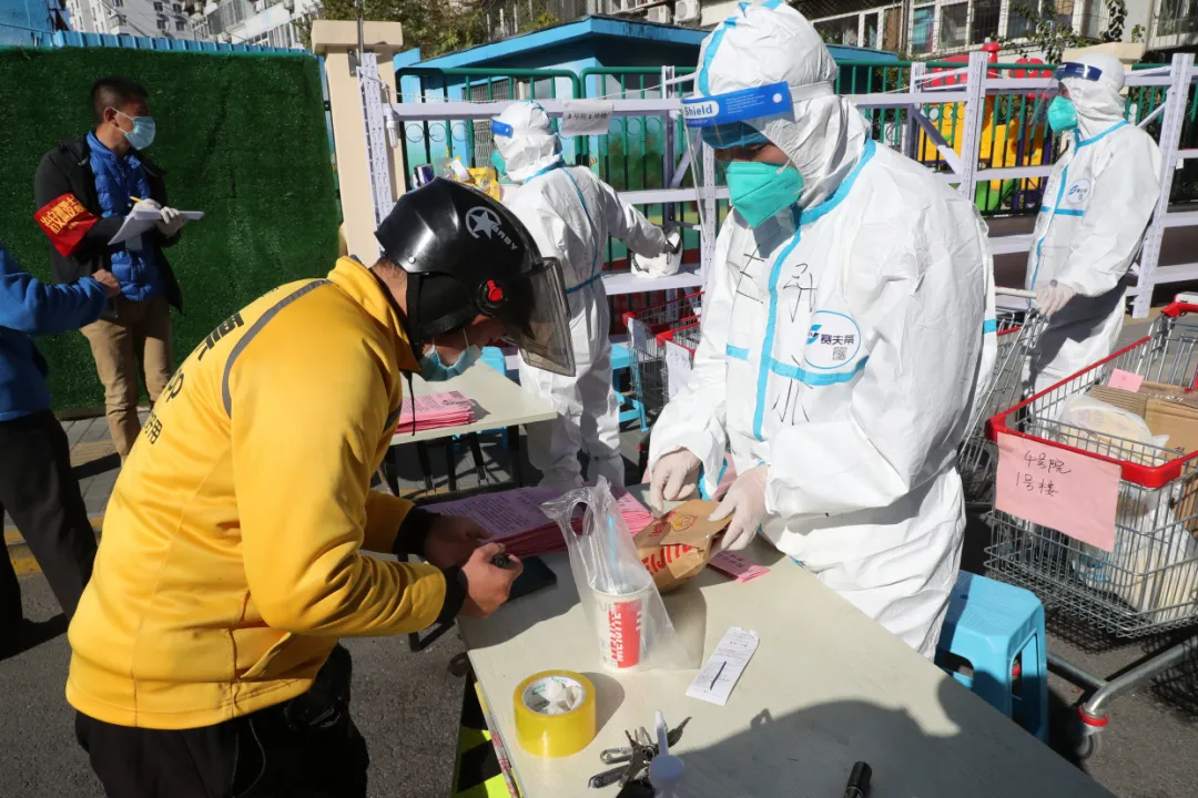 “红色力量”临时党委成为封闭小区居民群众的主心骨