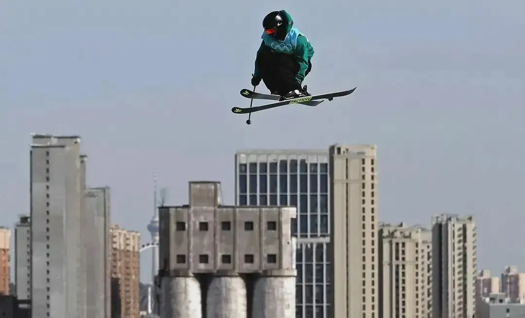 “很酷，背景是山脉、庙宇、城市和钢铁厂！”中外选手盛赞首钢滑雪大跳台