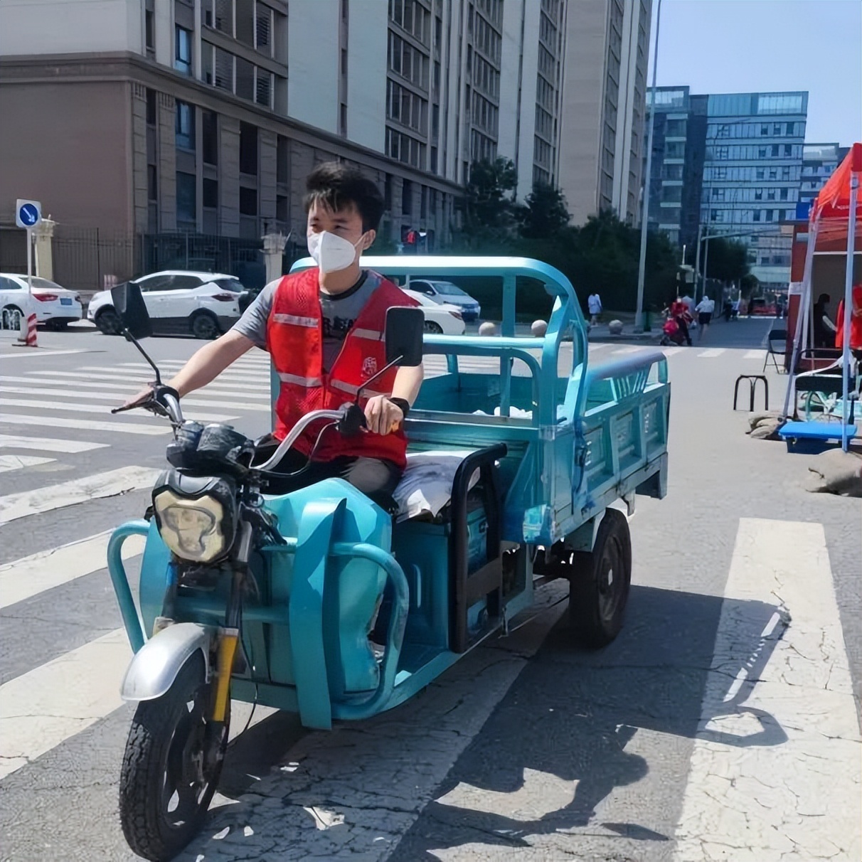 烈日下，“金一代”青年干警化身“红马甲”传递温情