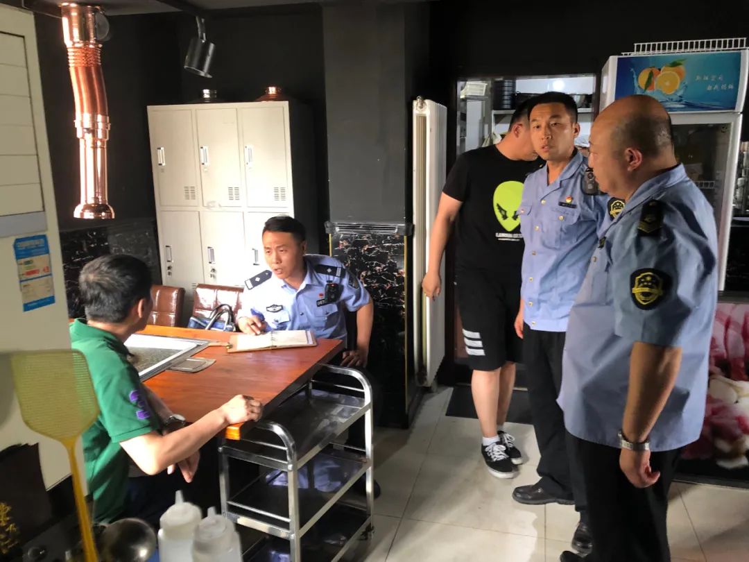 他是“工作狂”，也是“热心肠”，更是同事们的榜样！