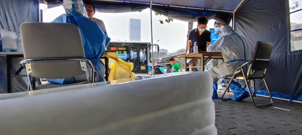 10吨大冰块“上岗” 丰台区新村街道为核酸检测点送清凉