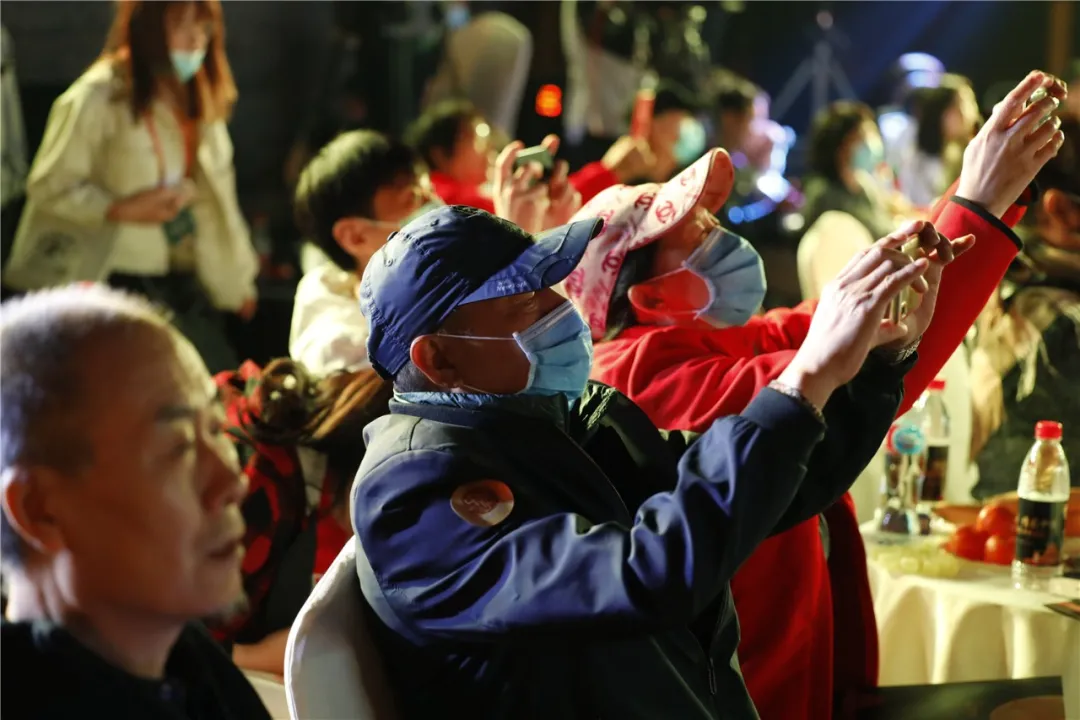 明城墙上吟诗赏月，东城居民感受中秋传统味儿