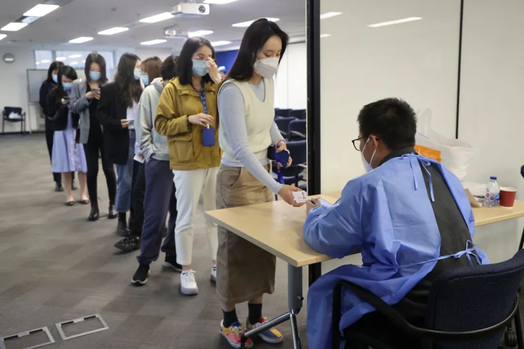 “从排队到检测完成不到10分钟”，上门核酸检测服务方便驻区企业员工