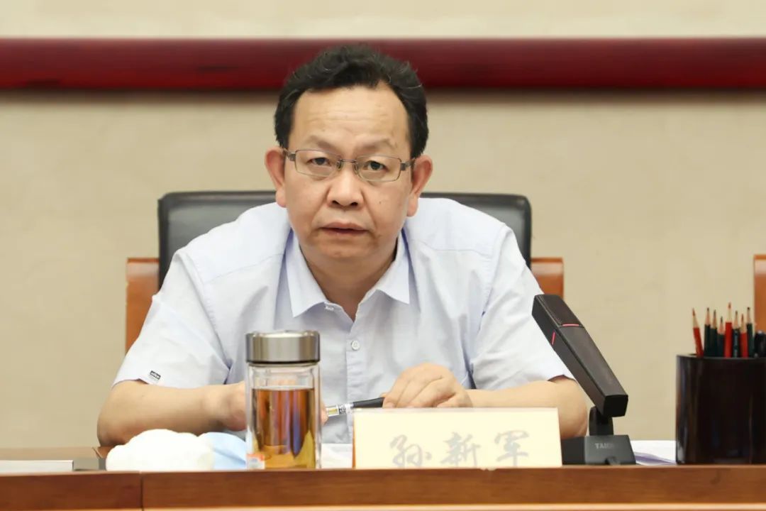 孙新军连续检查调度疫情防控工作，亲切慰问战疫一线青年干部