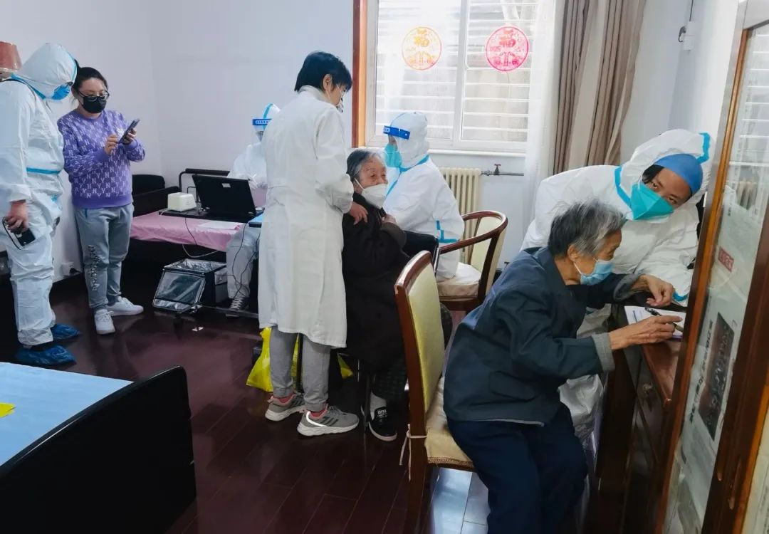 “流动接种小分队”走进社区养老院，老人接种更方便