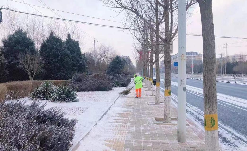 迎风逆行 丰台区环卫中心铲冰除雪保障道路畅通