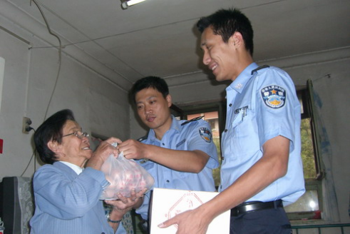 他拒绝了两次提拔，就做片儿警！