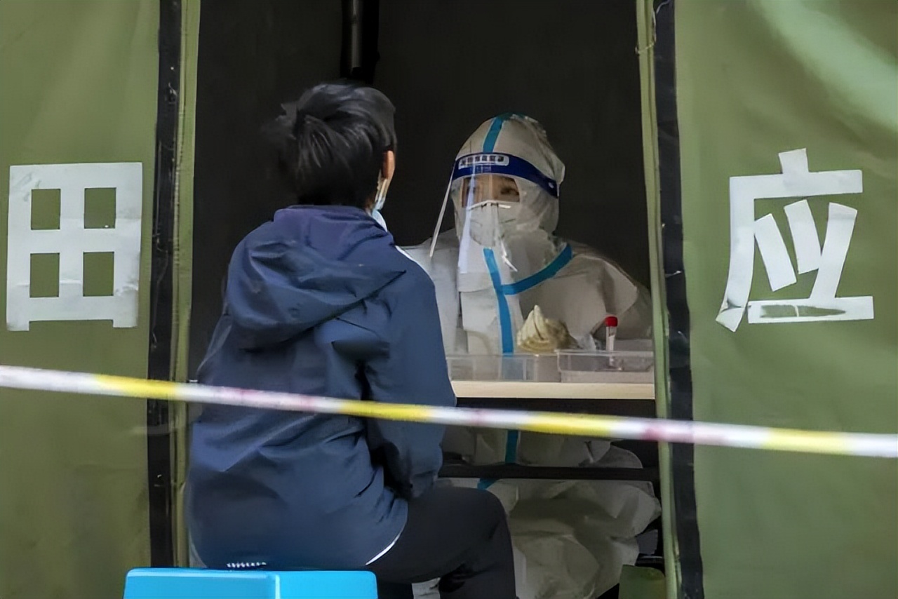 反诈两米线、百米遮阳棚“巧”利用，居民连声叫好