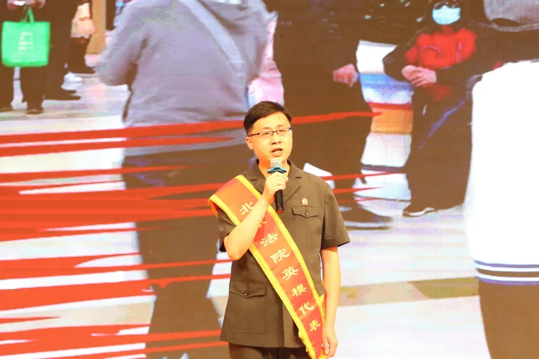 这一次，北京法院英模事迹报告团走进了中国政法大学