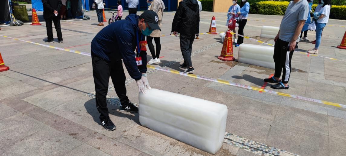 10吨大冰块“上岗” 丰台区新村街道为核酸检测点送清凉