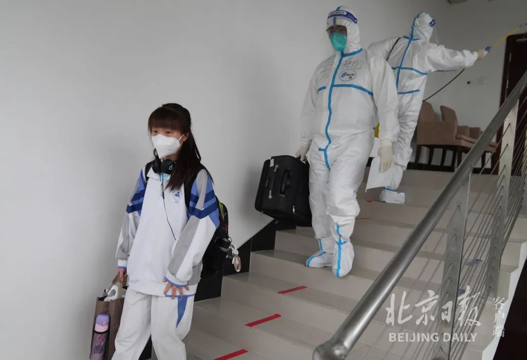 直击丰台封控考点！她走出考点，工作人员报以热烈掌声