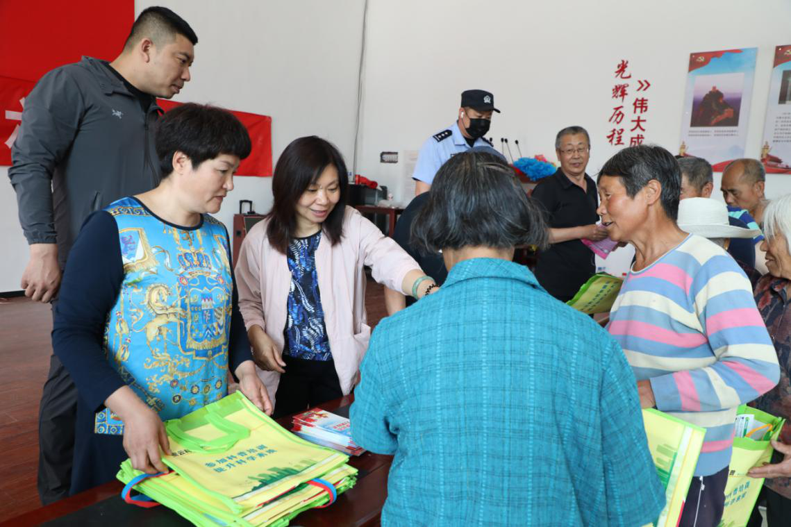 密云区太师屯镇开展平安建设“六进”宣传活动