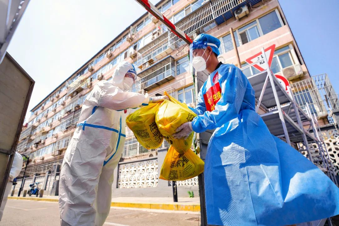 成立临时党支部，三支队伍进驻封管控区全方位保障居民生活