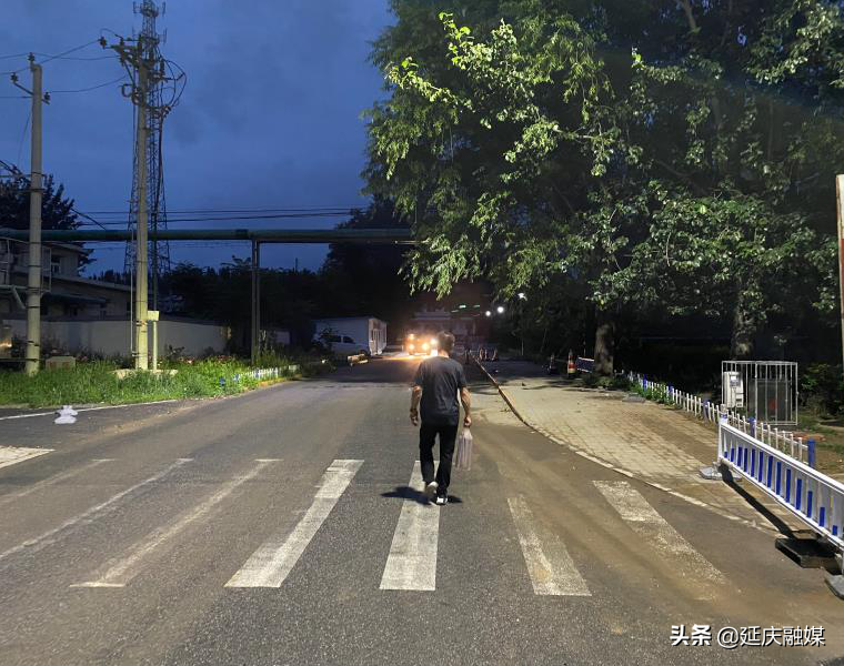 听民意、办实事，把工作做到群众心坎儿上~延庆火车站小区居民的归家路，真亮！