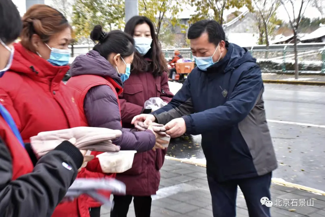立冬送爱心 饺子暖人心 五里坨街道向社区一线防控人员送温暖
