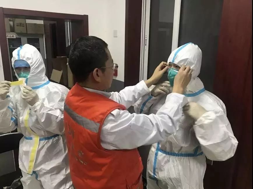 让我上！我是医生！