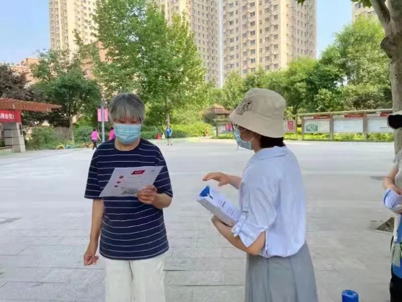 下沉抗疫干警顺道给社区居民“闪送”了一份养老防诈攻略